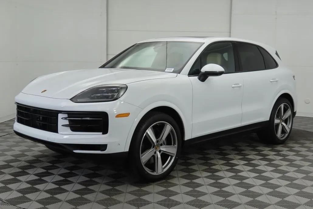 2025 Porsche Cayenne Base photo 1