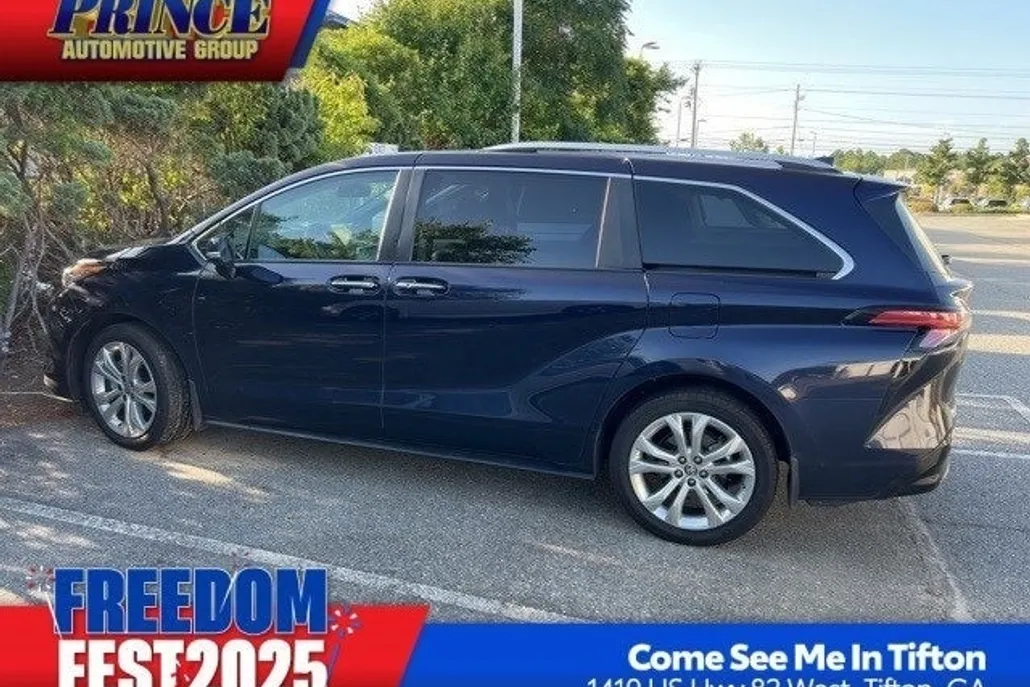 2024 Toyota Sienna Platinum photo 1