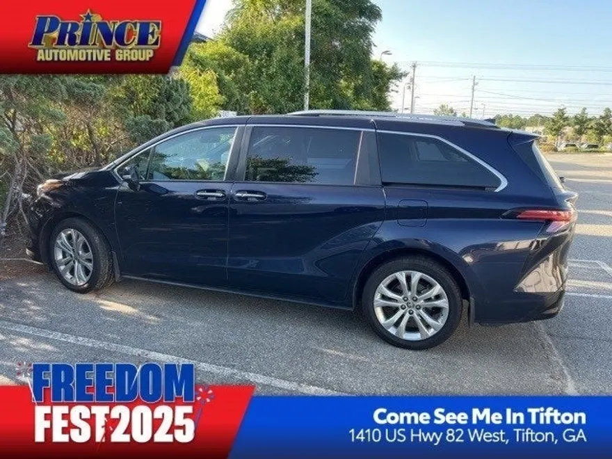 2024 Toyota Sienna Platinum photo 1