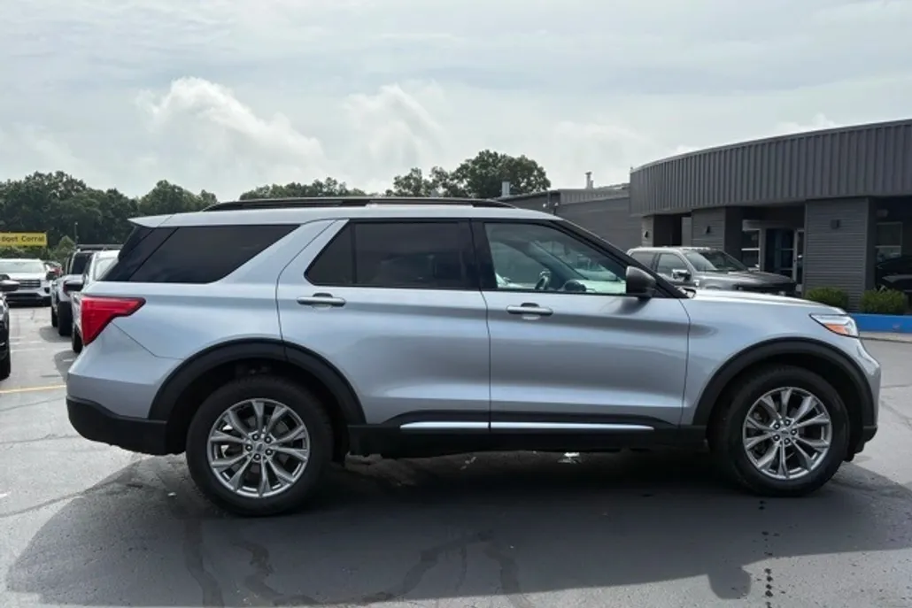 2022 Ford Explorer XLT photo 1