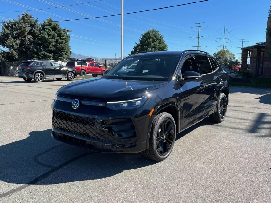 2025 Volkswagen Tiguan SE R-Line Black photo 1