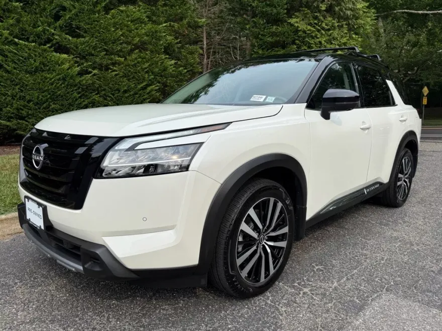 2024 Nissan Pathfinder Platinum photo 1