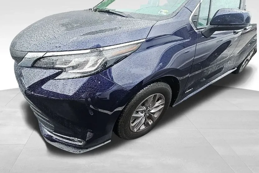 2021 Toyota Sienna XLE photo 1