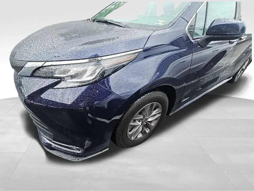 2021 Toyota Sienna XLE photo 1
