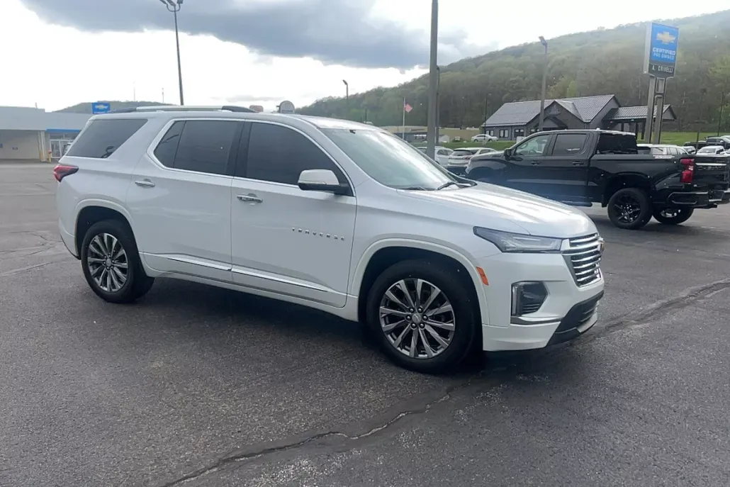 2023 Chevrolet Traverse Premier photo 1