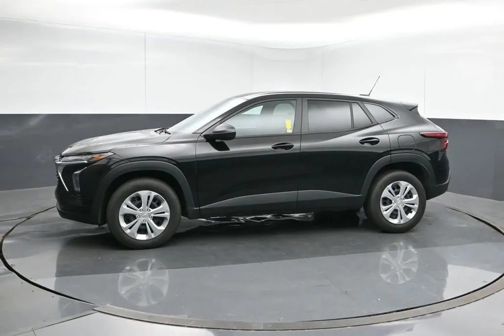 2025 Chevrolet Trax LS photo 1