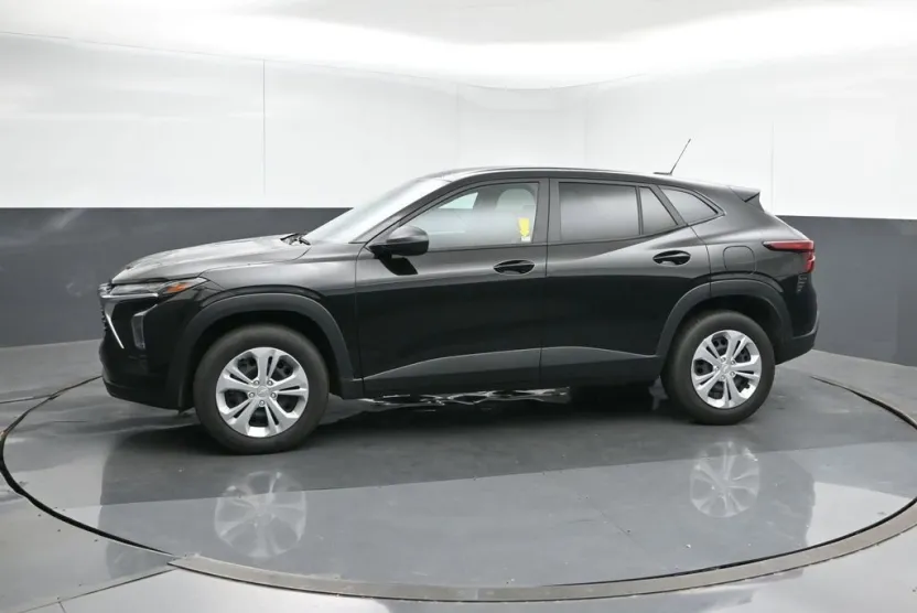 2025 Chevrolet Trax LS photo 1
