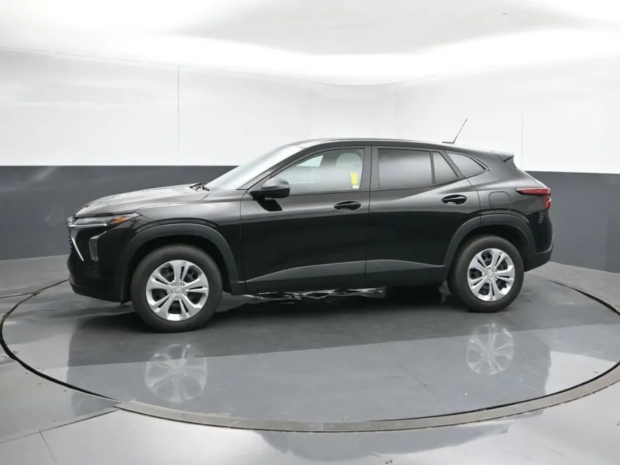 2025 Chevrolet Trax LS photo 1