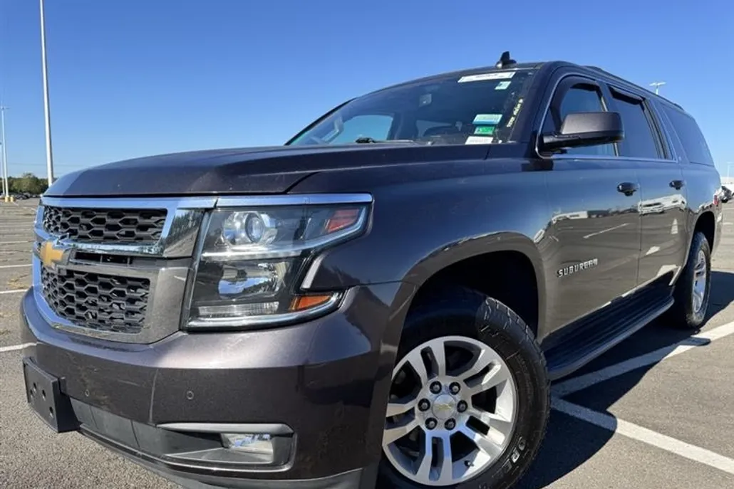 2016 Chevrolet Suburban LT photo 1