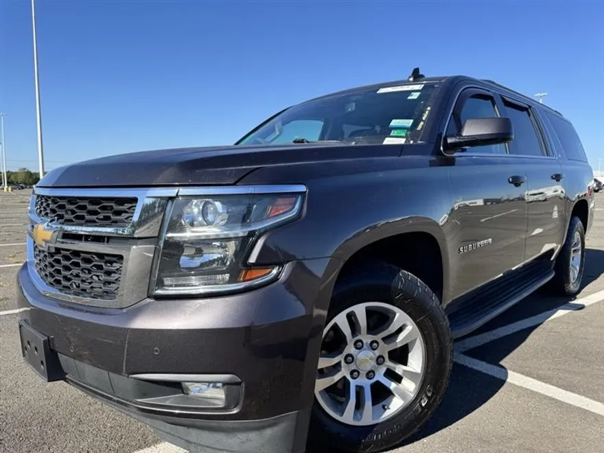 2016 Chevrolet Suburban LT photo 1