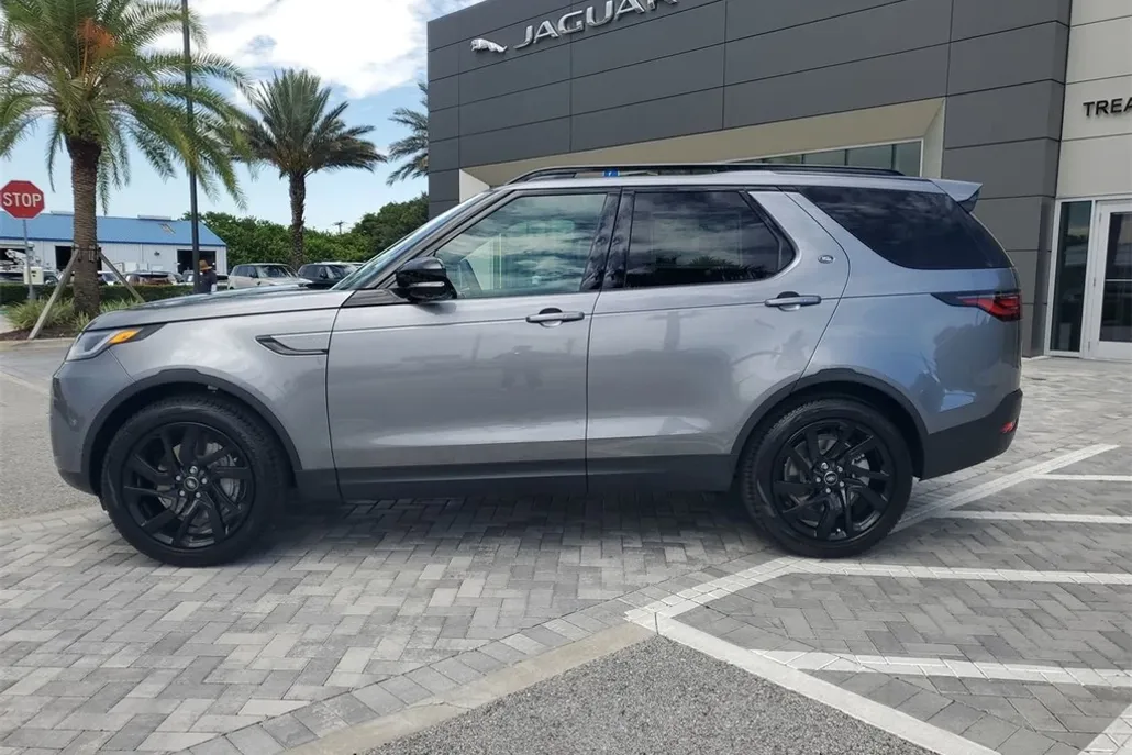 2025 Land Rover Discovery S photo 1