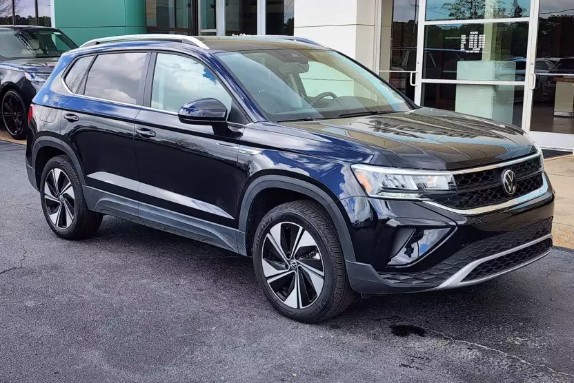 2024 Volkswagen Taos SE photo 1