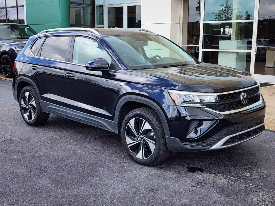 2024 Volkswagen Taos SE photo 1