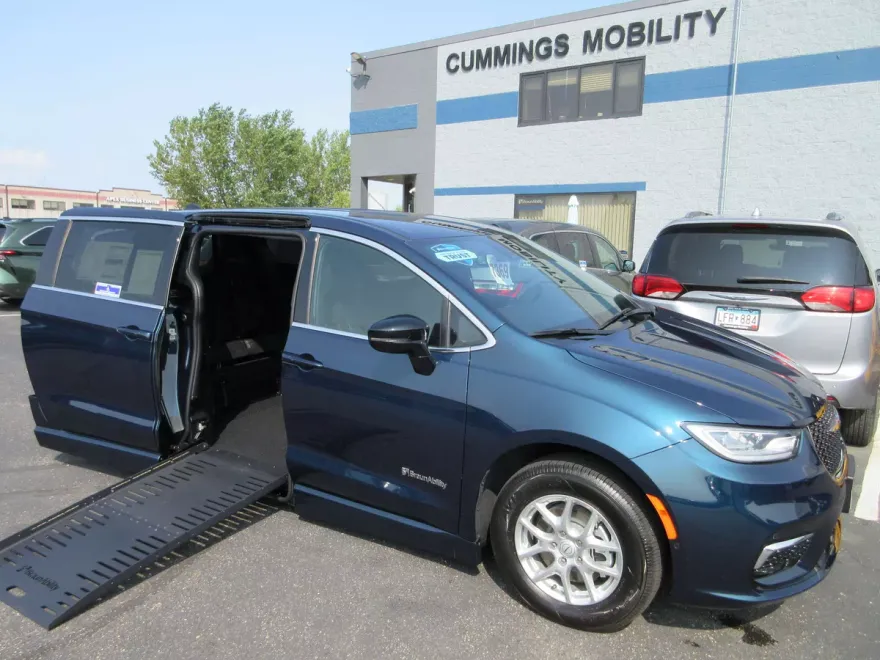 2025 Chrysler Pacifica photo 1