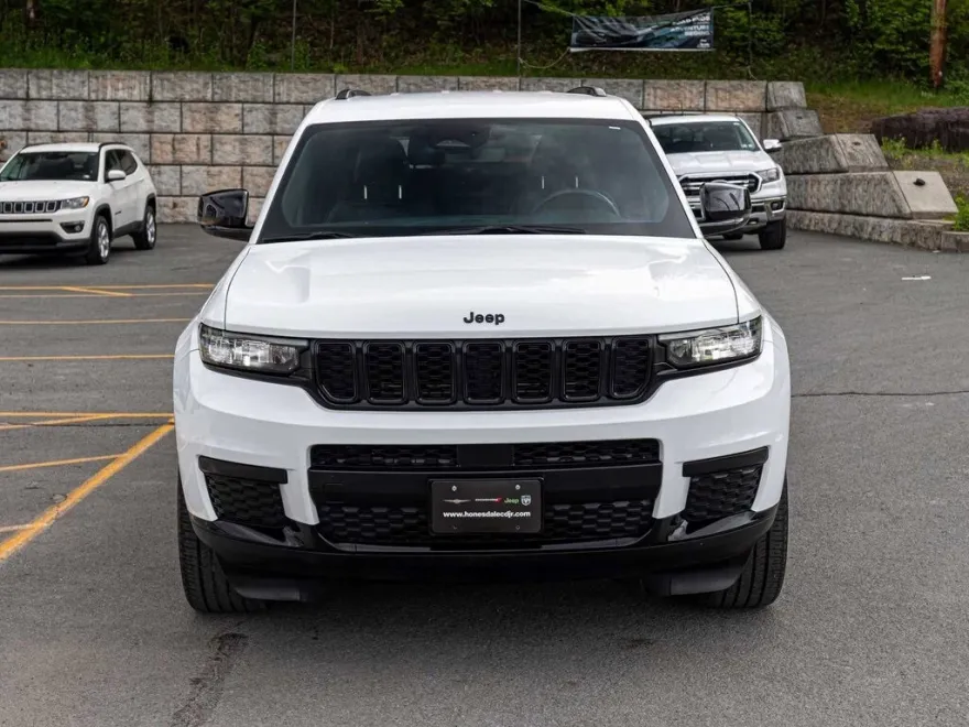 2022 Jeep Grand Cherokee Altitude photo 1