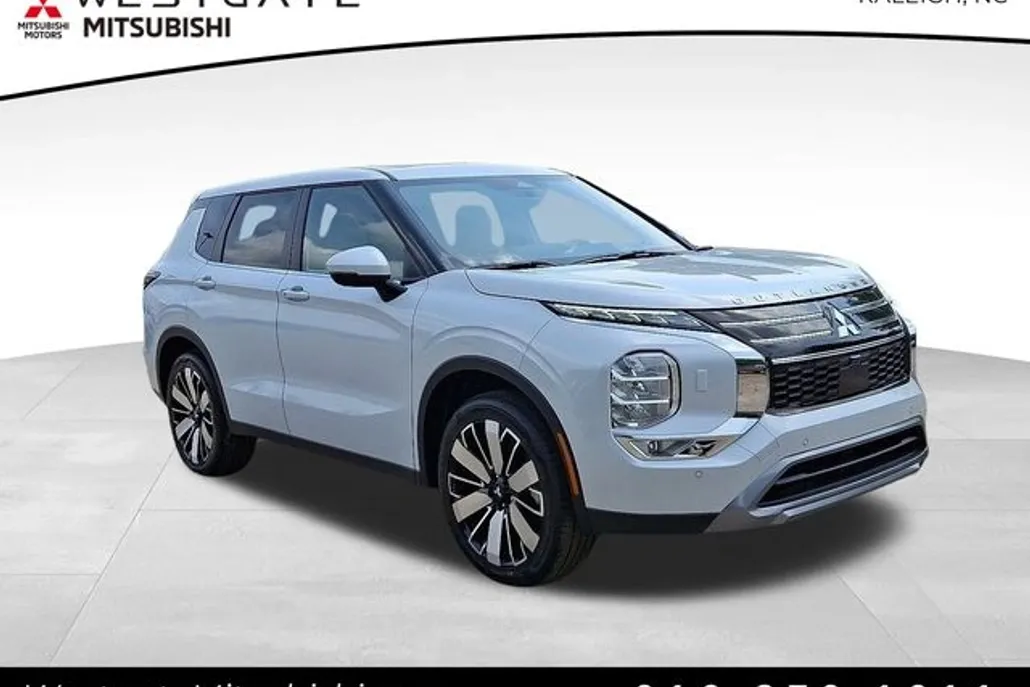 2025 Mitsubishi Outlander SE photo 1
