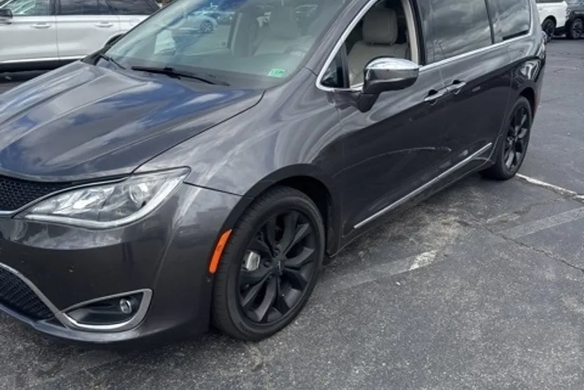 2019 Chrysler Pacifica Limited photo 1