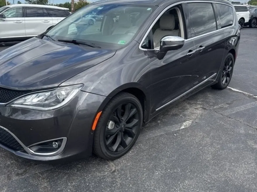 2019 Chrysler Pacifica Limited photo 1