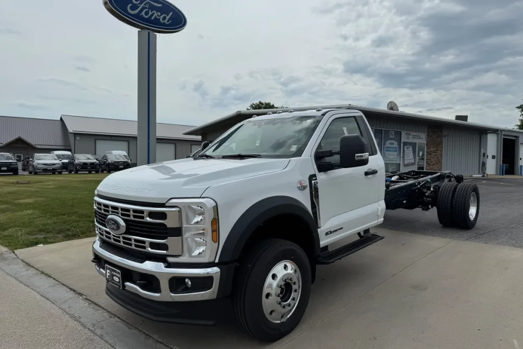 2025 Ford F-600 photo 1