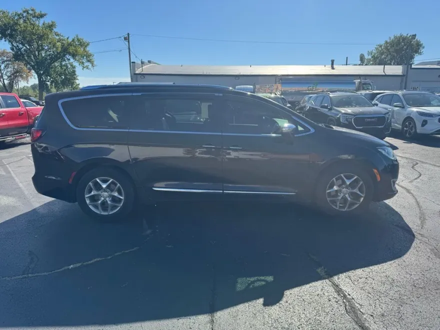 2018 Chrysler Pacifica Limited photo 1