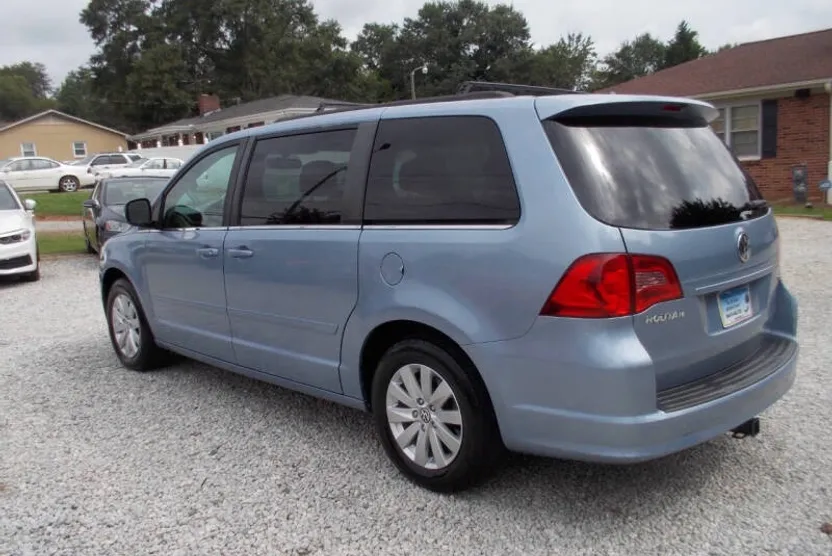 2012 Volkswagen Routan SEL photo 1
