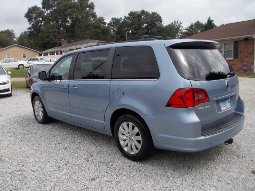 2012 Volkswagen Routan SEL photo 1