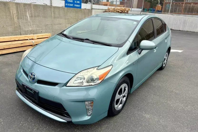 2015 Toyota Prius Three photo 1