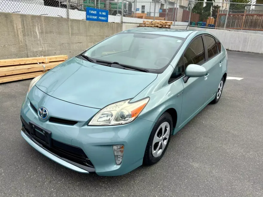 2015 Toyota Prius Three photo 1