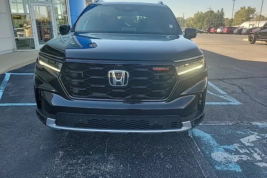 2025 Honda Pilot TrailSport photo 1