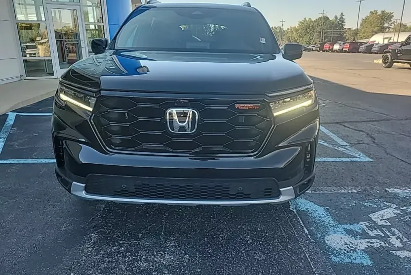 2025 Honda Pilot TrailSport photo 1