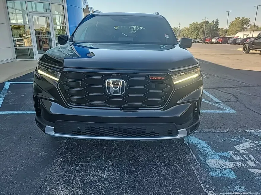 2025 Honda Pilot TrailSport photo 1