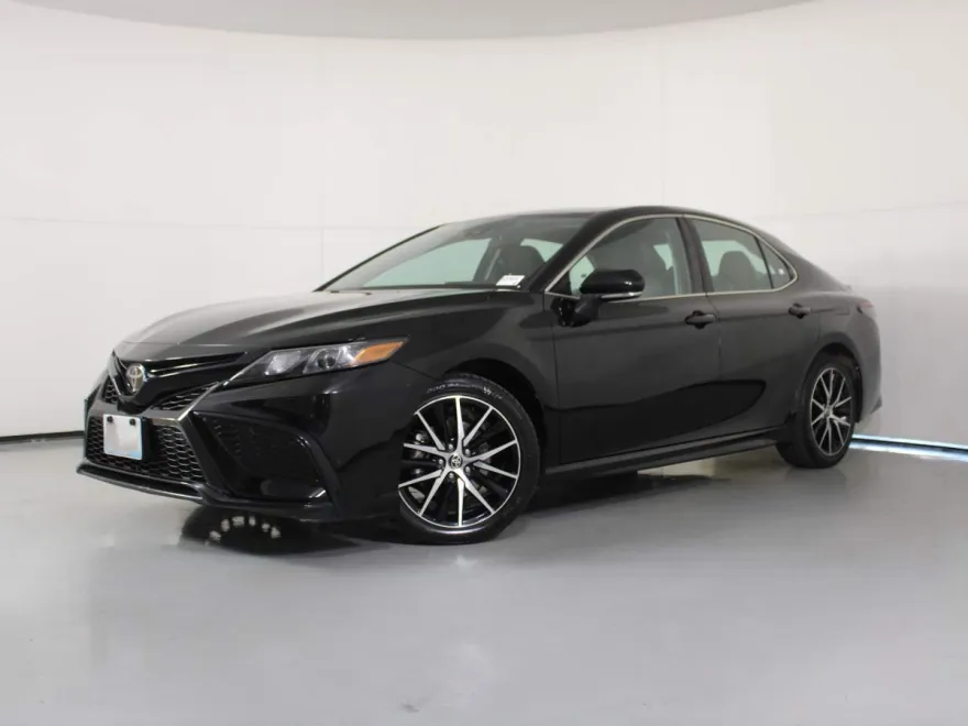 2022 Toyota Camry SE photo 1