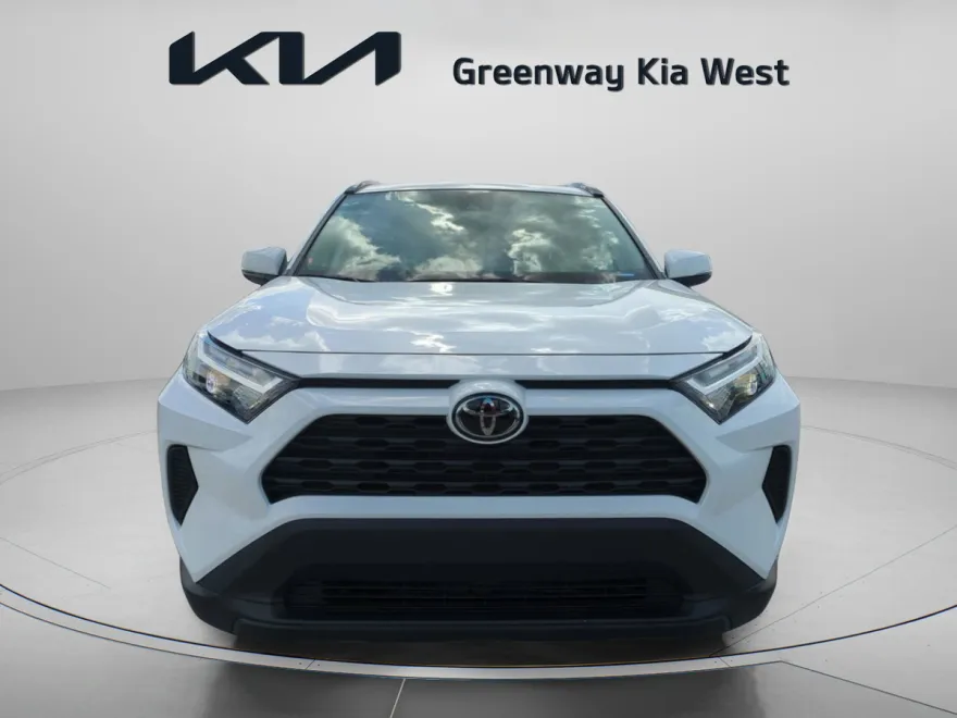 2024 Toyota RAV4 XLE photo 1