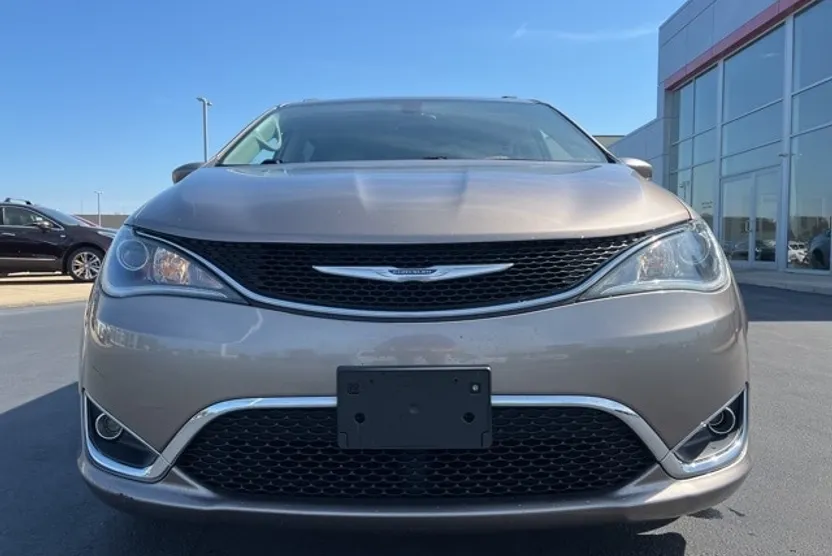2017 Chrysler Pacifica Touring Plus photo 1