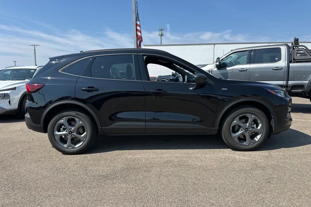 2025 Ford Escape ST-Line photo 1