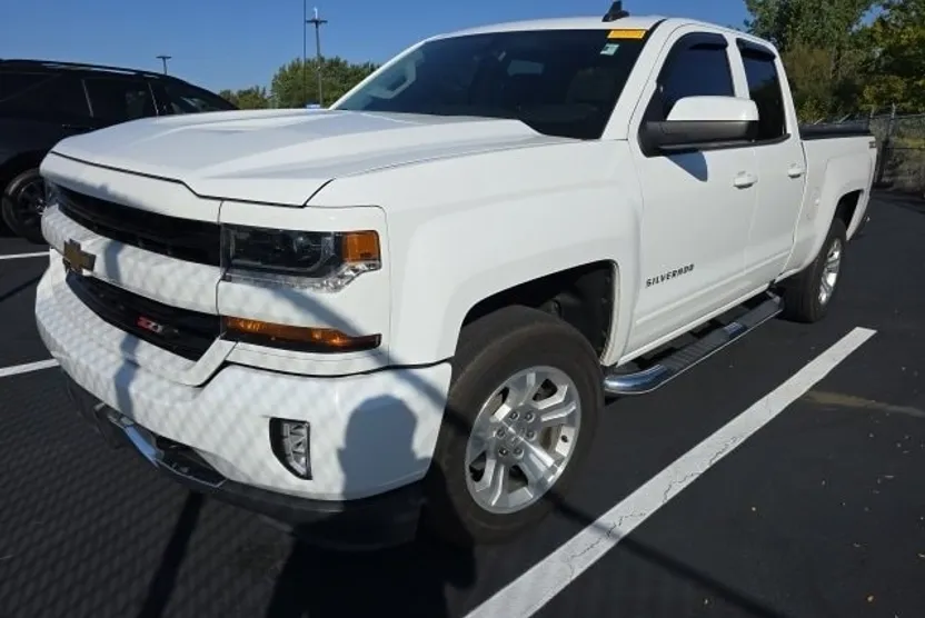2017 Chevrolet Silverado 1500 LT photo 1