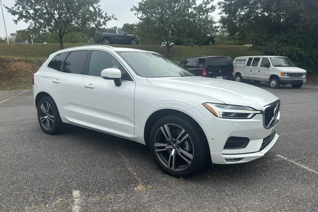 2018 Volvo XC60 T5 Momentum photo 1