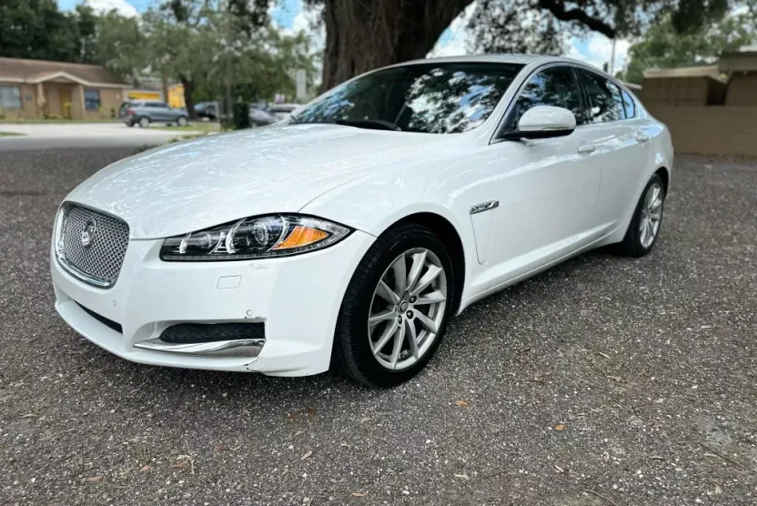 2013 Jaguar XF photo 1