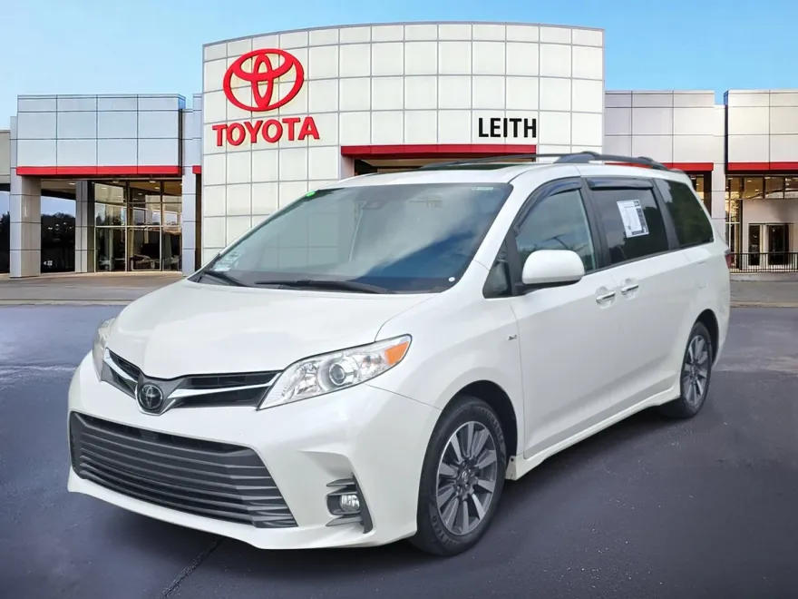 2020 Toyota Sienna XLE photo 1