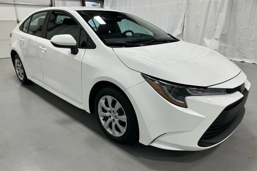 2025 Toyota Corolla LE photo 1