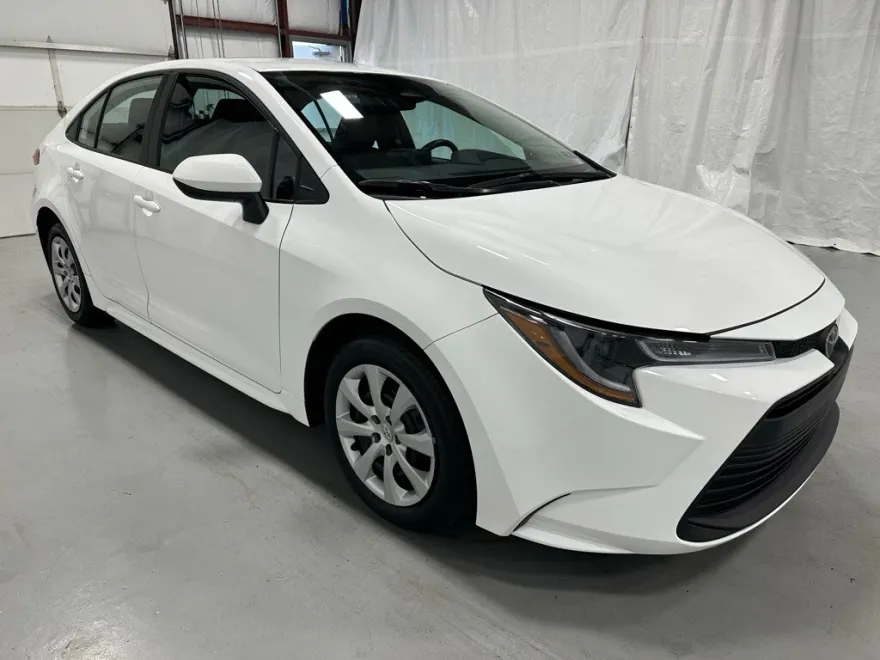 2025 Toyota Corolla LE photo 1