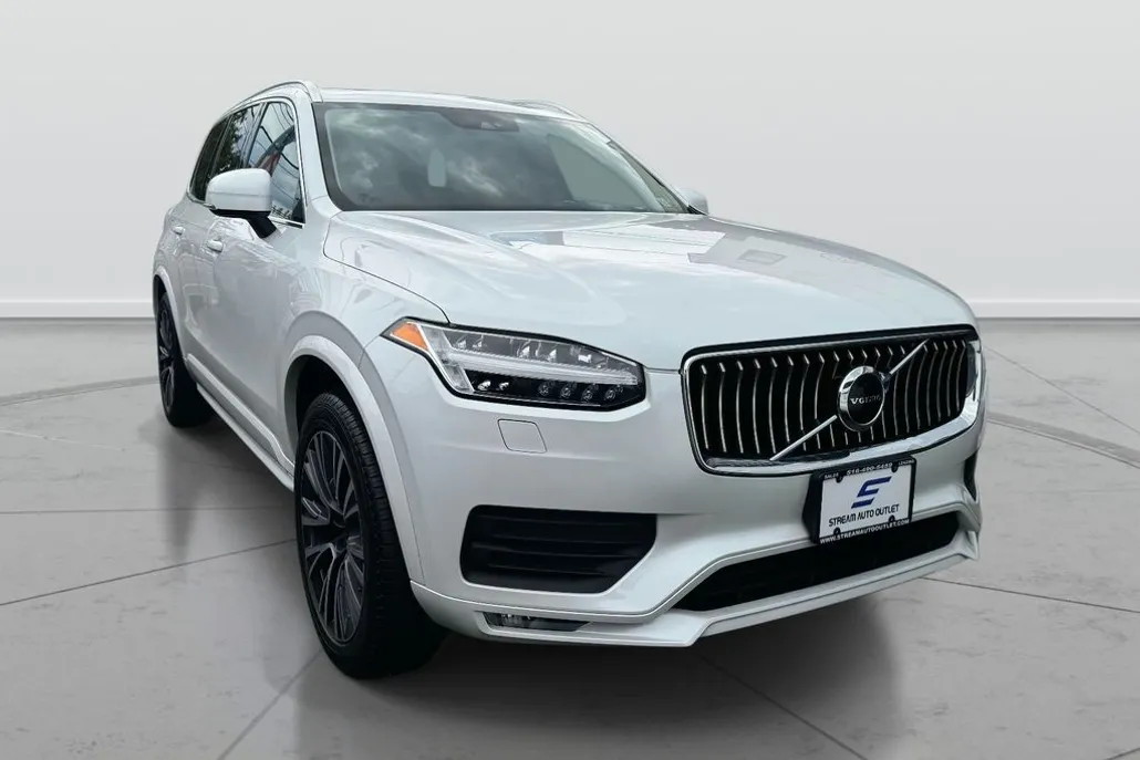 2022 Volvo XC90 T6 Momentum photo 1