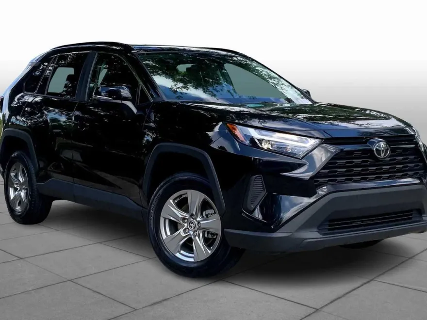 2023 Toyota RAV4 XLE photo 1