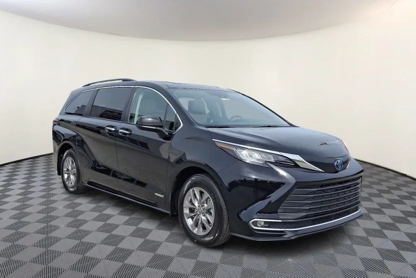 2021 Toyota Sienna XLE photo 1