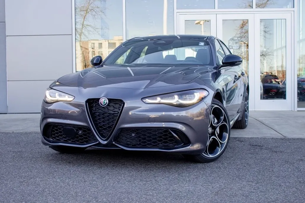 2025 Alfa Romeo Giulia photo 1