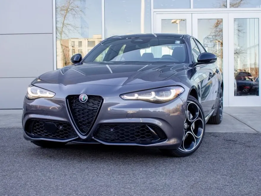 2025 Alfa Romeo Giulia photo 1