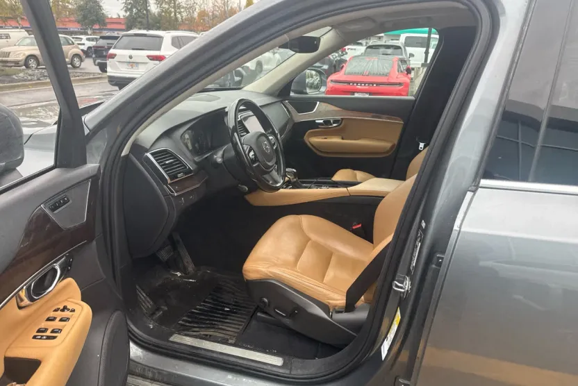 2016 Volvo XC90 T6 Momentum photo 1