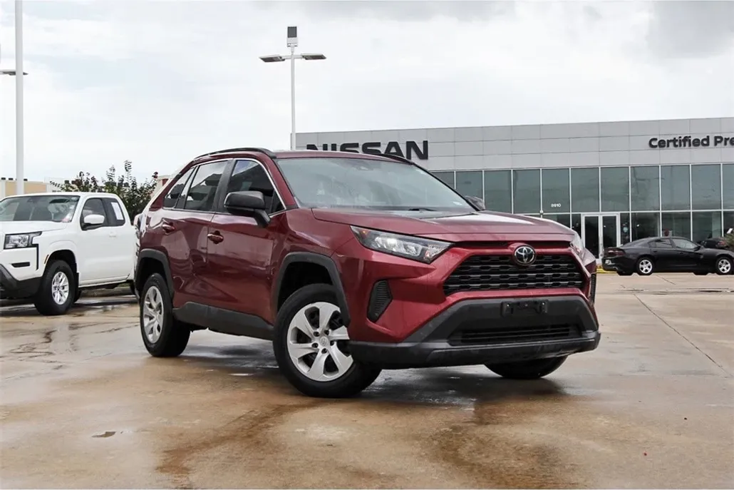 2020 Toyota RAV4 LE photo 1