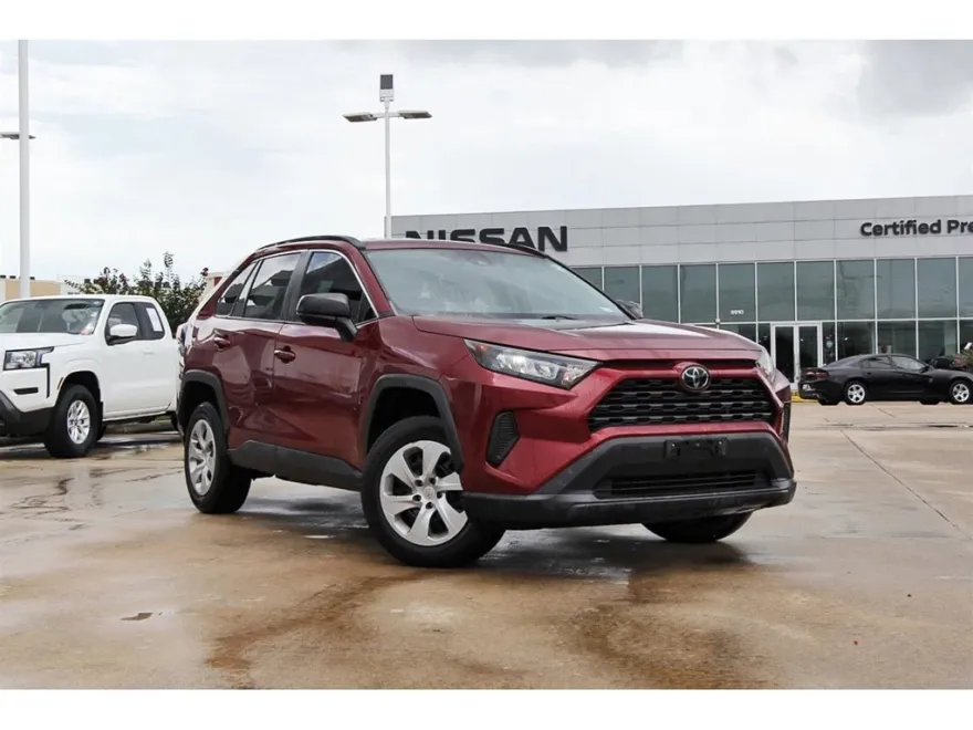 2020 Toyota RAV4 LE photo 1