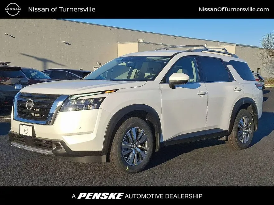 2025 Nissan Pathfinder SL photo 1